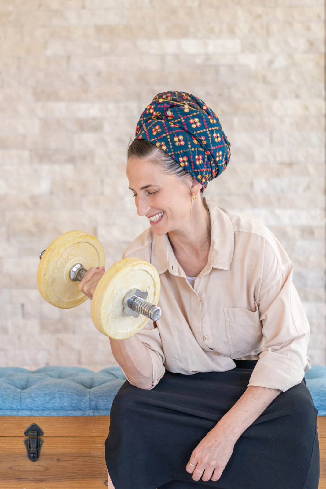 יעל בתרגול עם משקולות